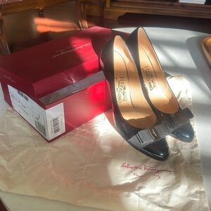 Excellent condition classic Salvatore Ferragamo black Carla 70 7cm